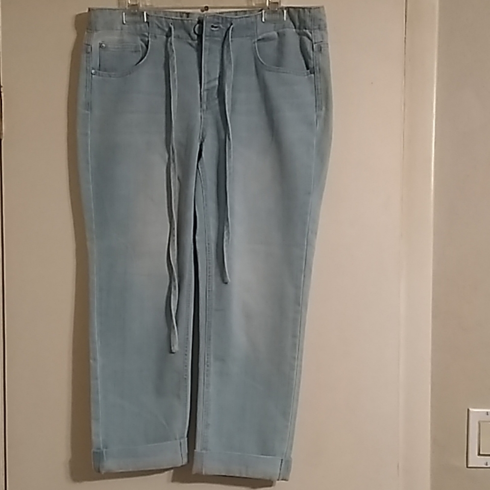 Celebrity pink jeans Capri Size 7